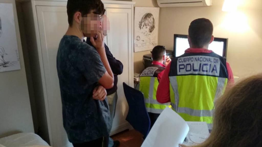 Detención de un menor en 2018 en Marbella (Málaga) que pedía fotos a otros menores de Burgos.