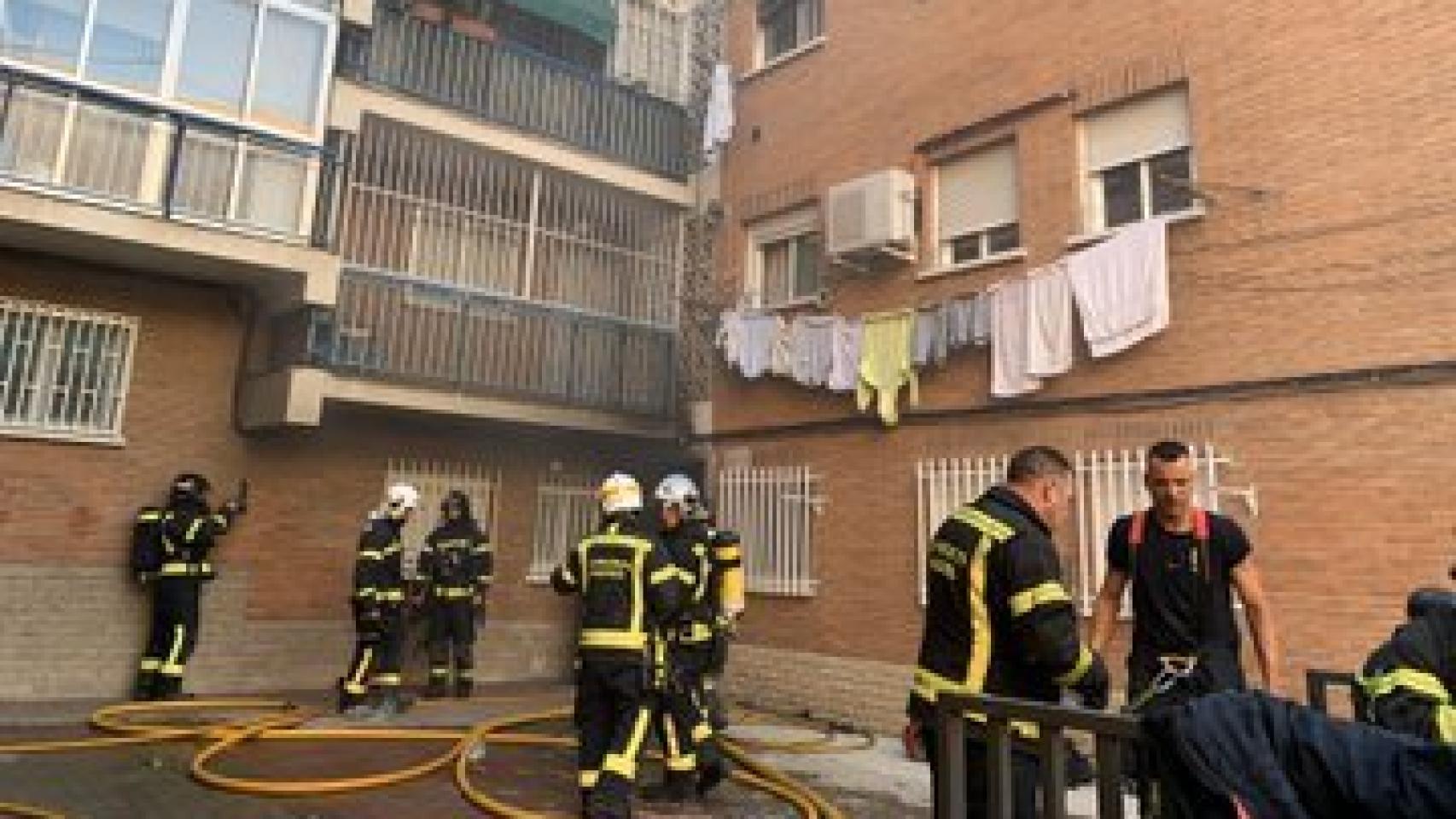 Los bomberos trabajan en el incendio en el barrio madrileño de San Blas.