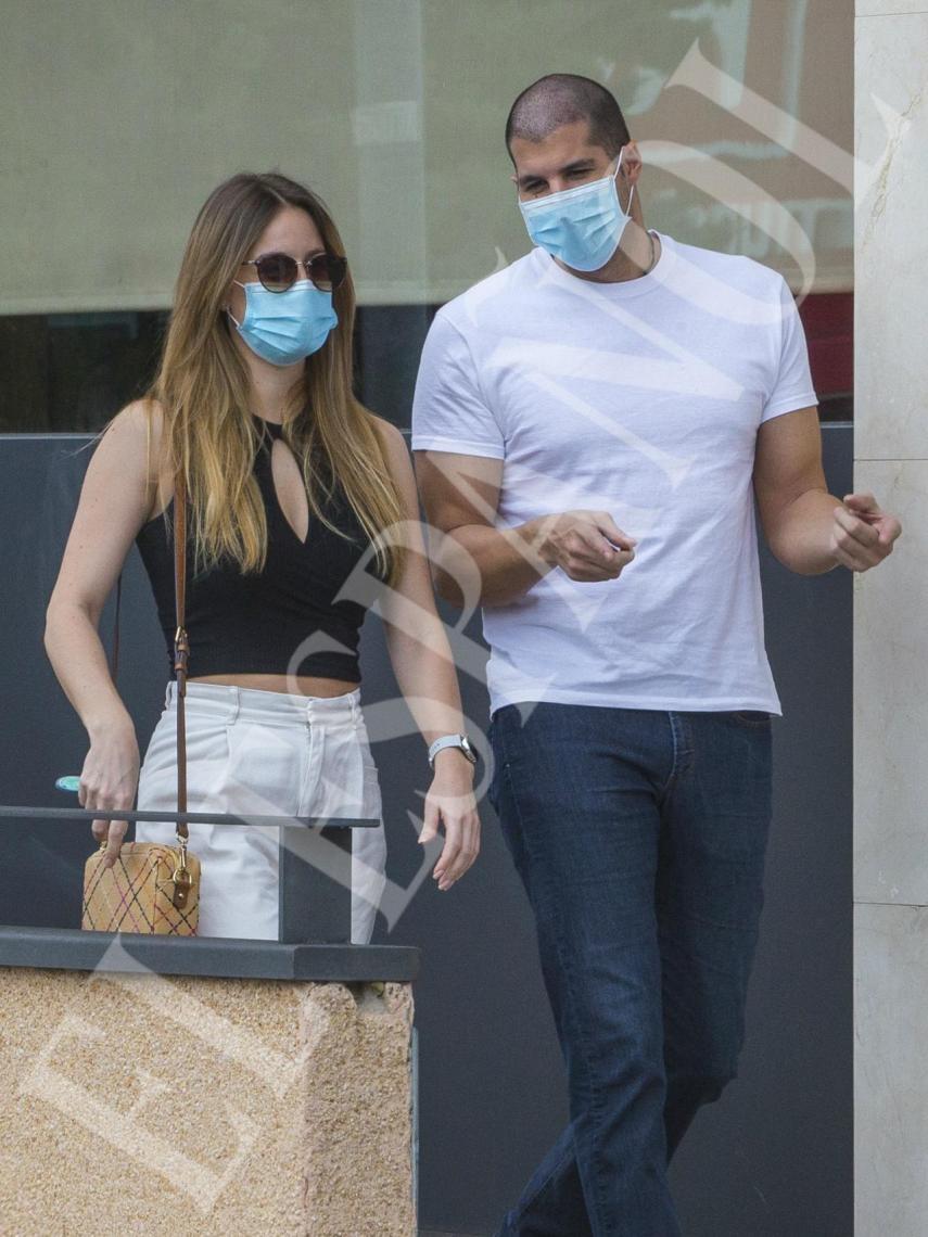 Julián y su novia, Lucía Sánchez, paseando por la calle.