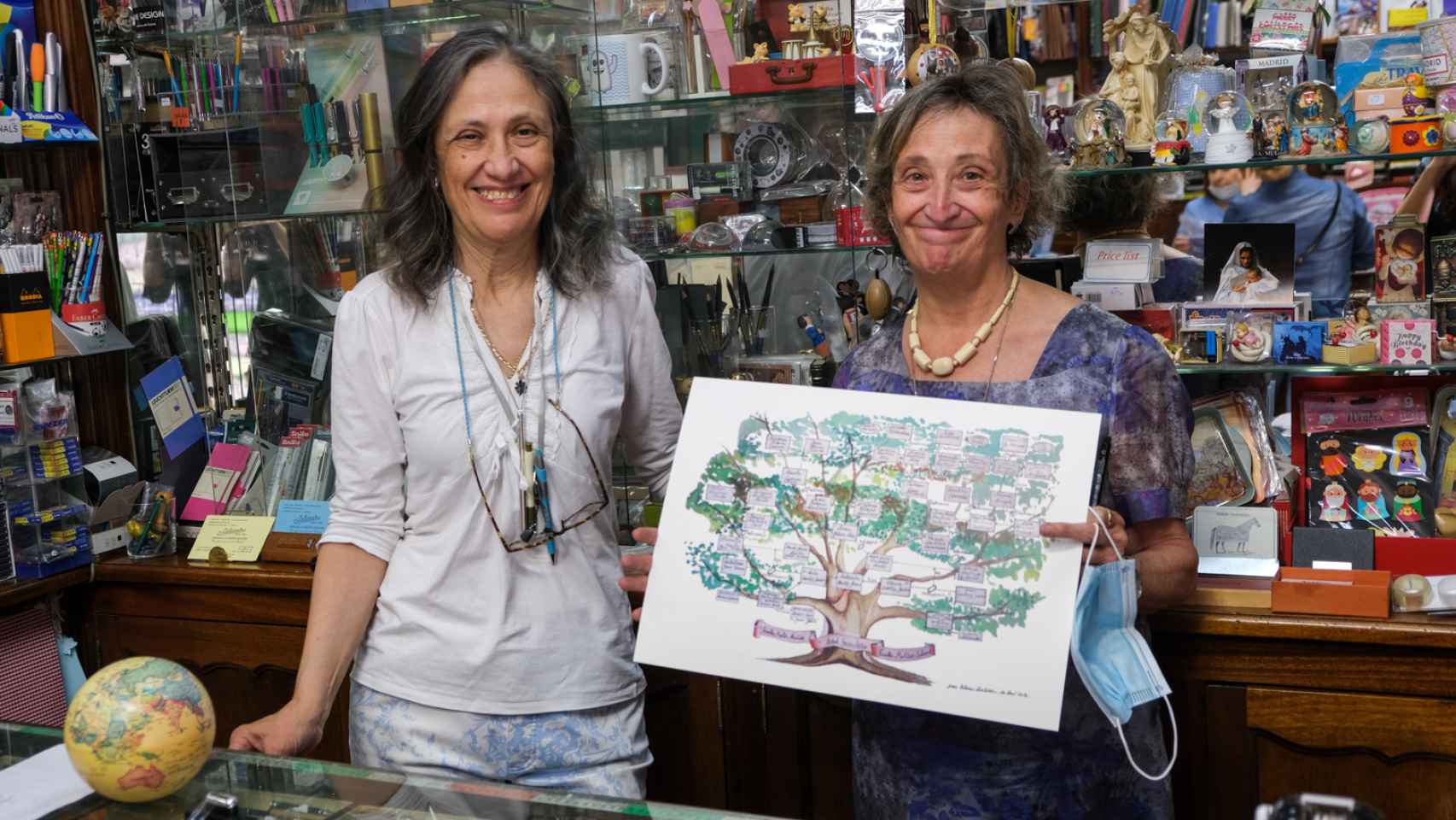 Fernanda y Ana con el árbol genealógico de su familia.