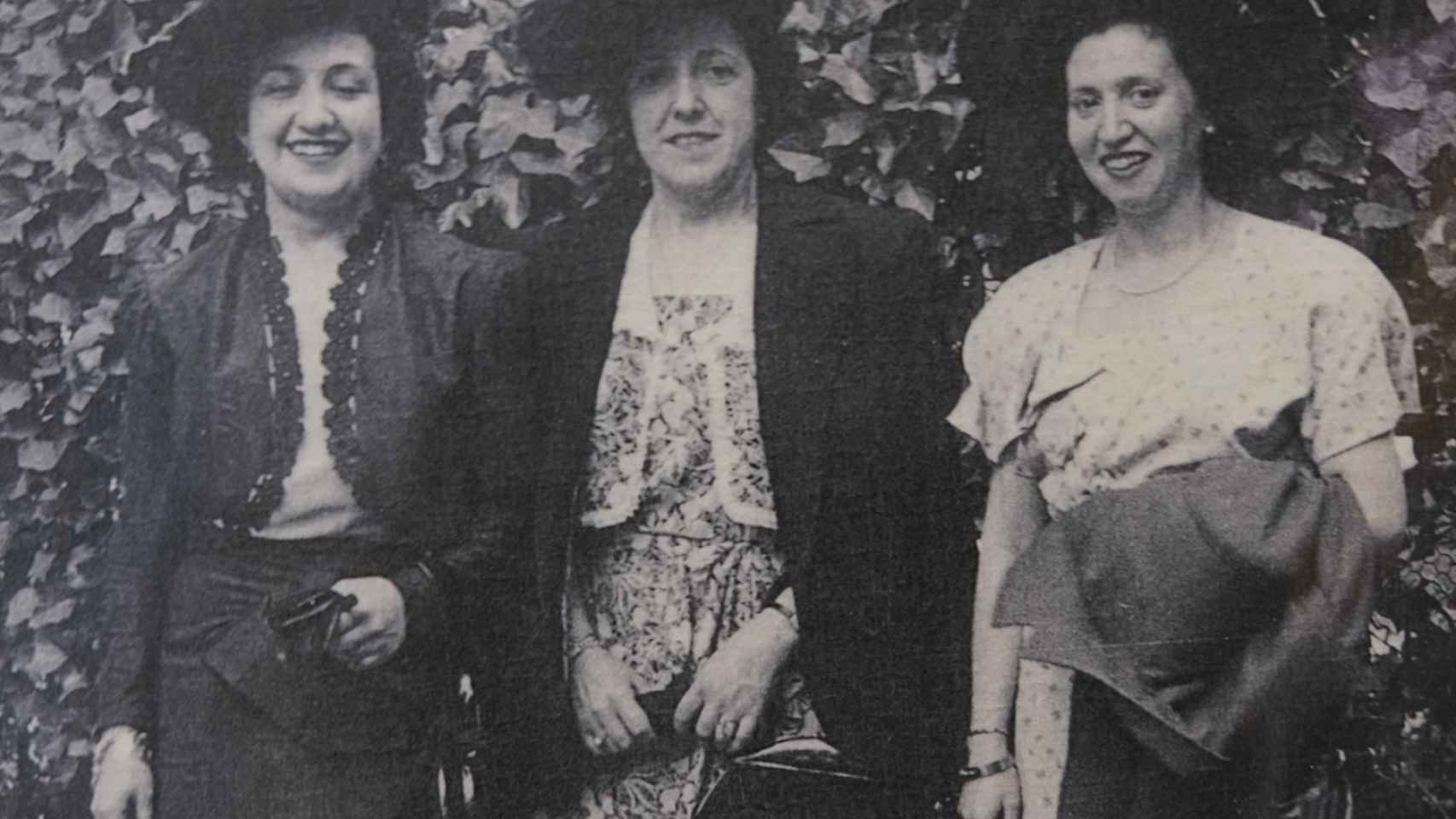 La madre de Ana y Fernanda (izq), junto a una tía abuela y una amiga.