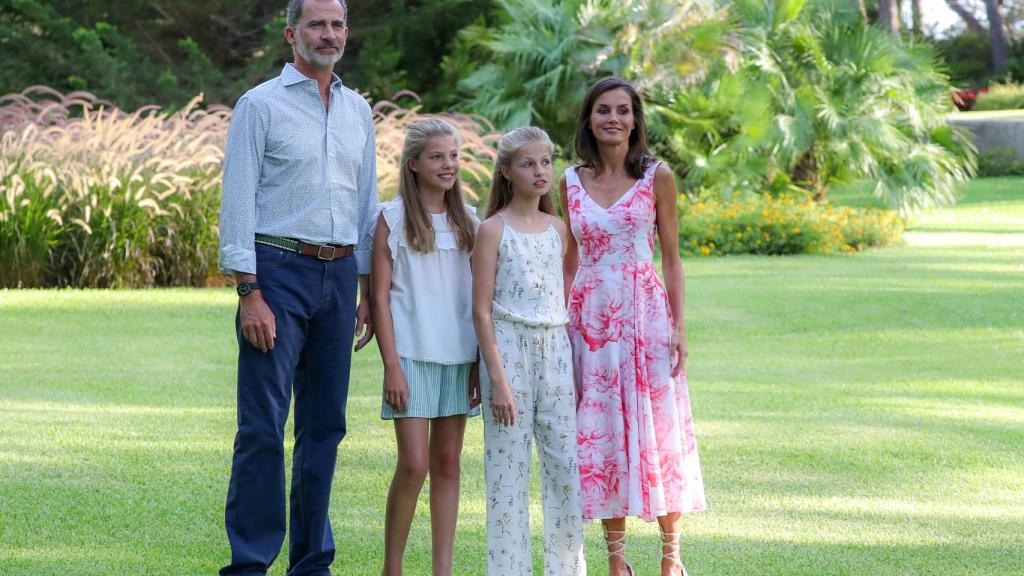 Felipe y Letizia con sus hijas en Palma de Mallorca el año pasado.