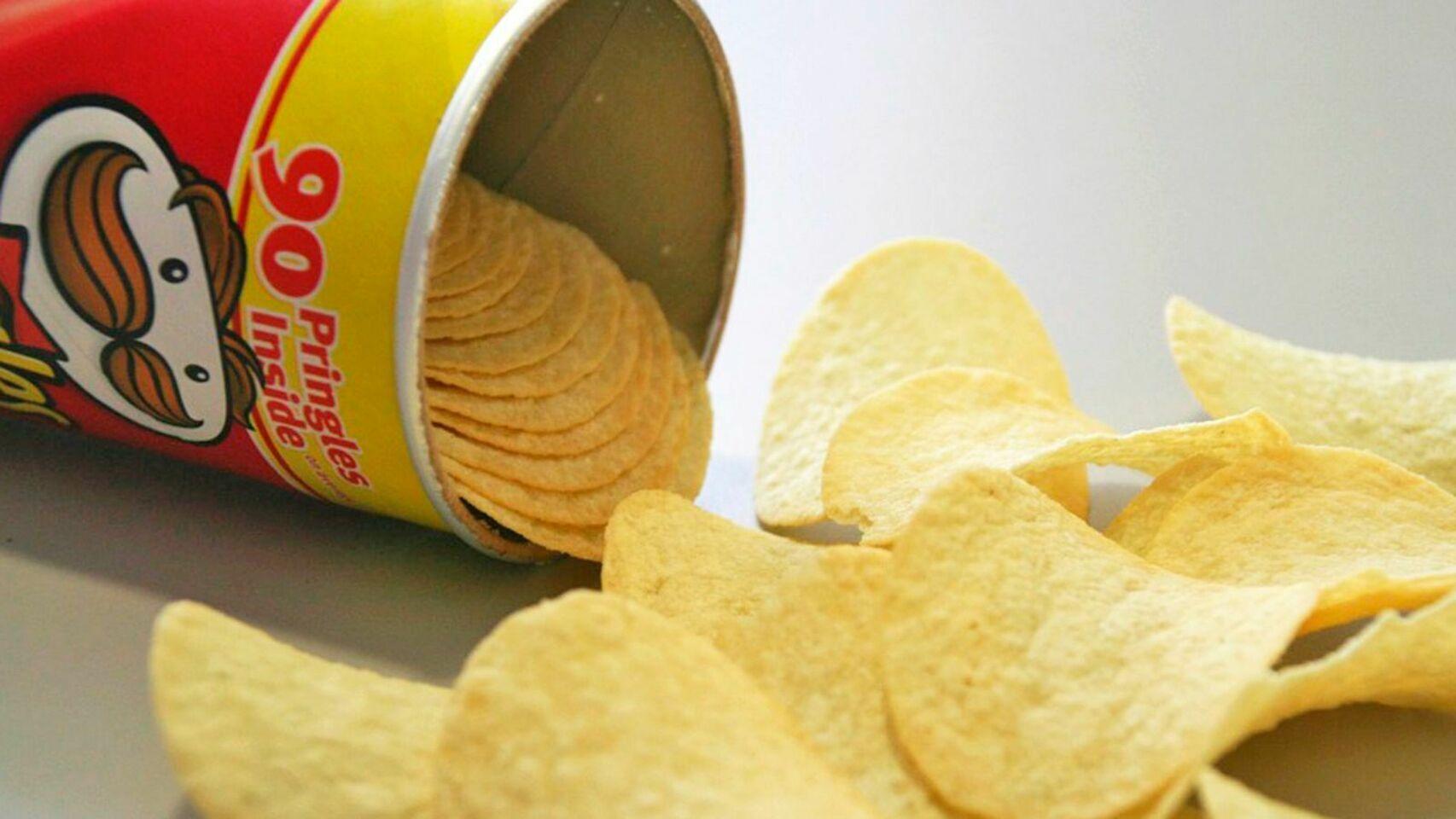 Un bote de Pringles abierto.