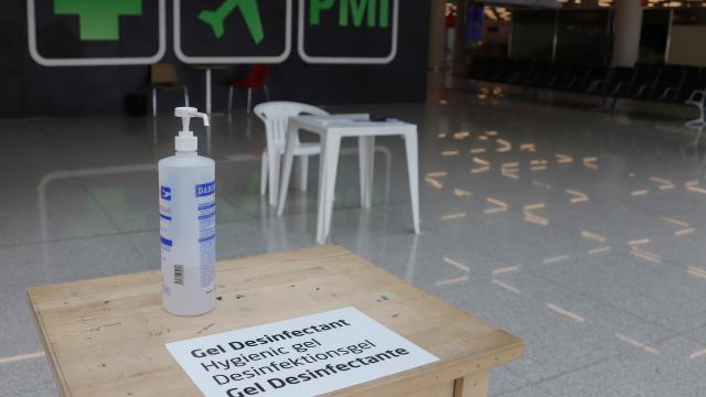 Gel hidroalcohólico en el aeropuerto de Palma.