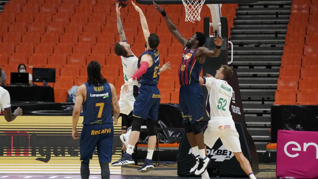 Shengelia intenta taponar un tiro frente a Unicaja