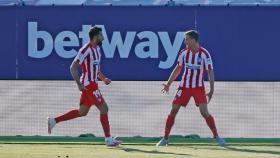 Diego Costa y Marcos Llorente celebran el gol del Atlético de Madrid ante el Levante