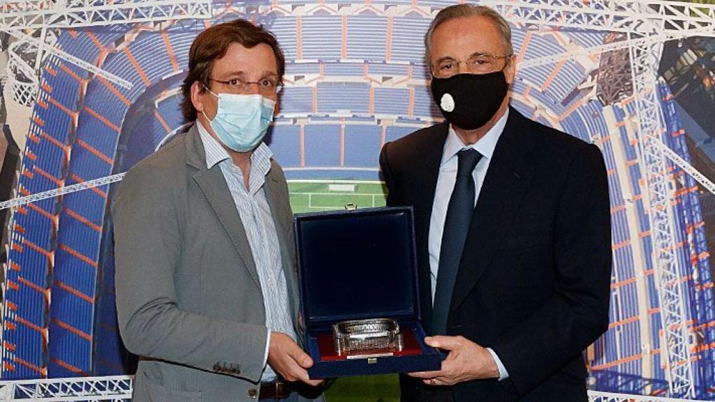 Martínez Almeida y Florentino Pérez, durante la visita a las obras del Santiago Bernabéu