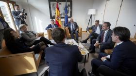 Pedro Sánchez conversa con Angela Merkel y otros líderes europeos durante la última cumbre presencial de febrero