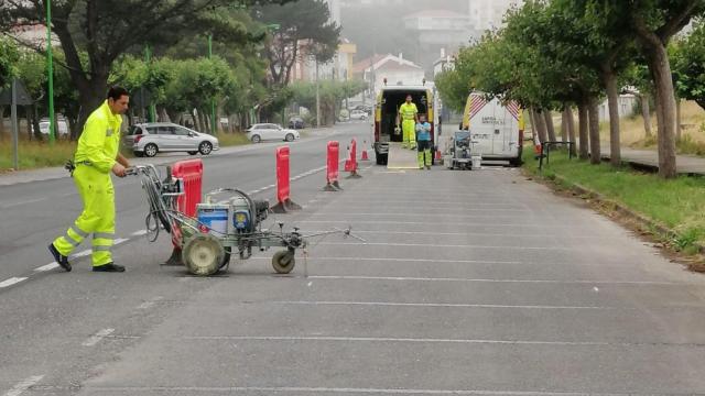 Tareas de repintado en el aparcamiento de la playa de Miño