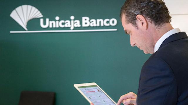 Interior de una sucursal de Unicaja Banco.