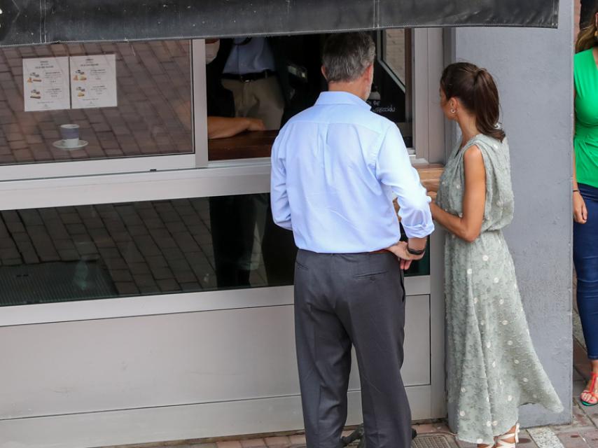 Los Reyes durante la conversación con los trabajadores de 'Don Jamón'.