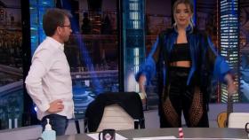 La artista Lola Índigo, junto a Pablo Motos, en 'El Hormiguero'.