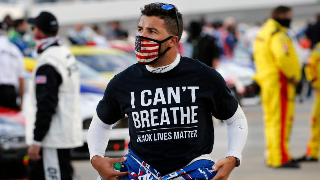 Bubba Wallace con la camiseta del I Can't Breathe de George Floyd