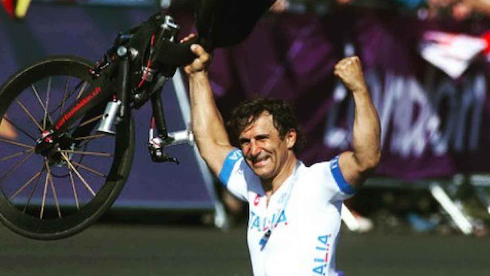 Zanardi celebra un triunfo fuera de su 'handbike'