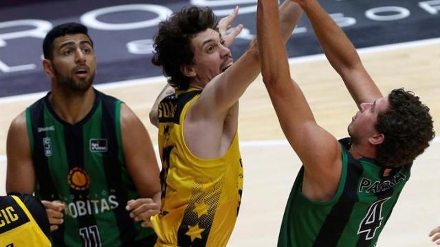 Joel Parra ante  Álex Suárez, en el Iberostar Tenerife - Joventut de Badalona