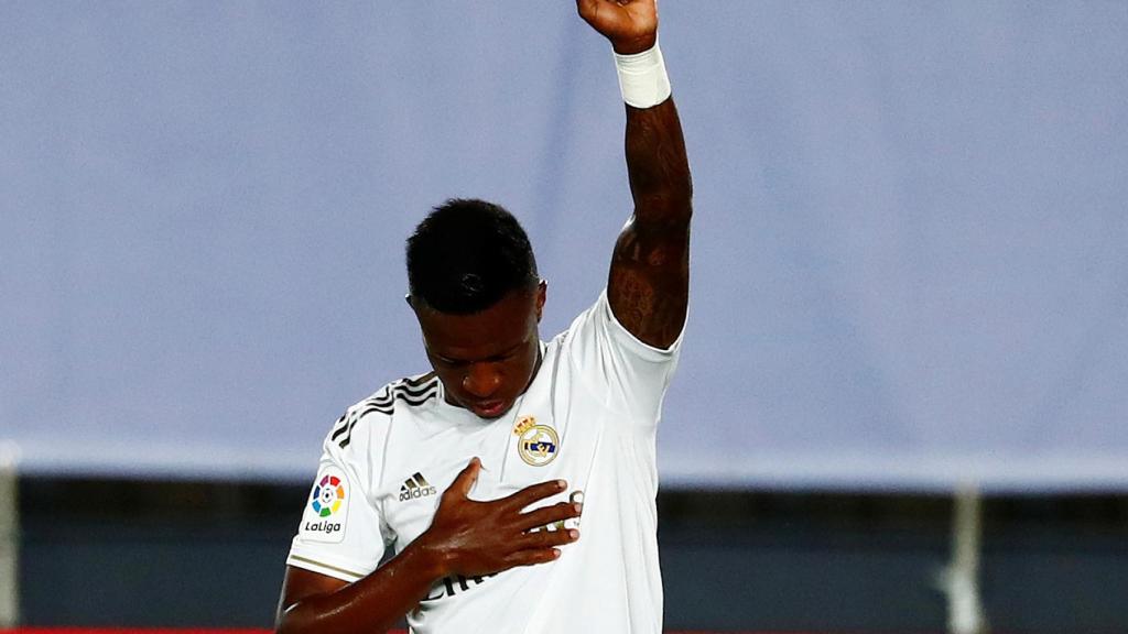 Vinicius celebra su gol al Mallorca levantando el puño a favor de la lucha contra el racismo