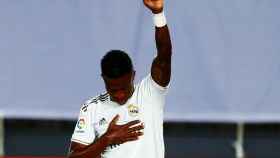 Vinicius celebra su gol al Mallorca levantando el puño a favor de la lucha contra el racismo