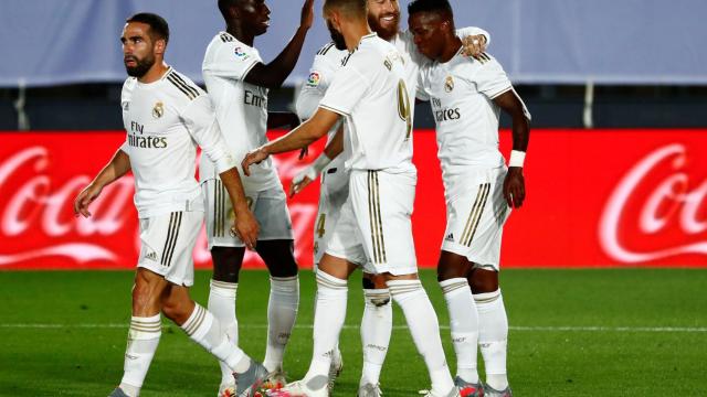 Los jugadores del Real Madrid felicitan a Vinicius por su gol al Mallorca