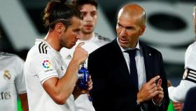 Zidane habla con Gareth Bale durante una pausa para la hidratación