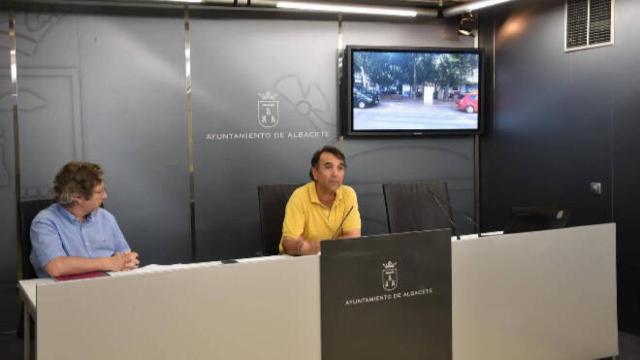 El concejal de Obras e Infraestructuras de Albacete, Arturo Gotor, en rueda de prensa