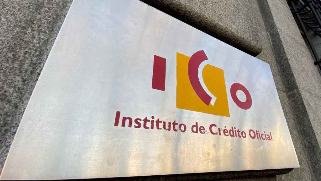 Placa con el logo del ICO (Instituto del Crédito Oficial), en una de las puertas de acceso de la sede, en el Paseo del Prado de Madrid (España).