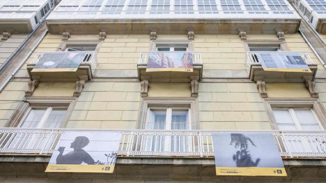 La coruñesa plaza de María Pita acoge las fotos de PHotoEspaña sobre el confinamiento