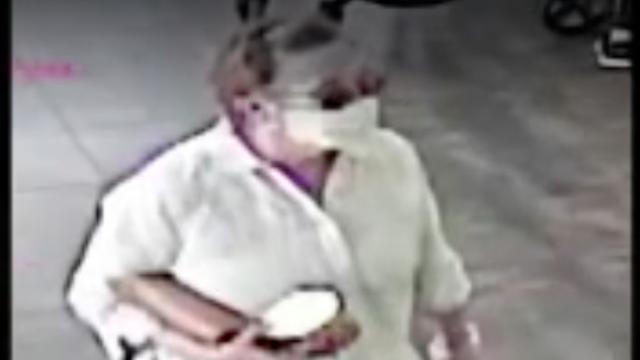 Buscan a la mujer que se quitó la mascarilla y tosió varias veces sobre un bebe hispano.