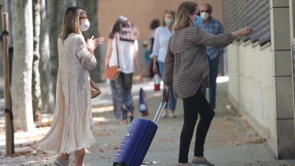 Alba Santana llegando a casa de su madre junto a su tía Concha.