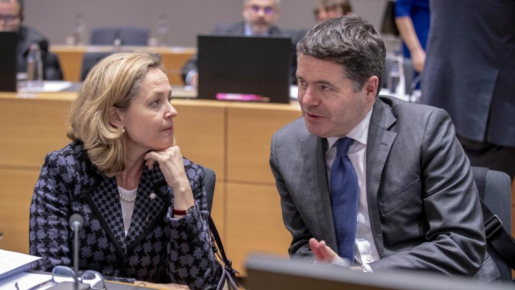 Nadia Calviño conversa con el presidente del Eurogrupo, Paschal Donohoe