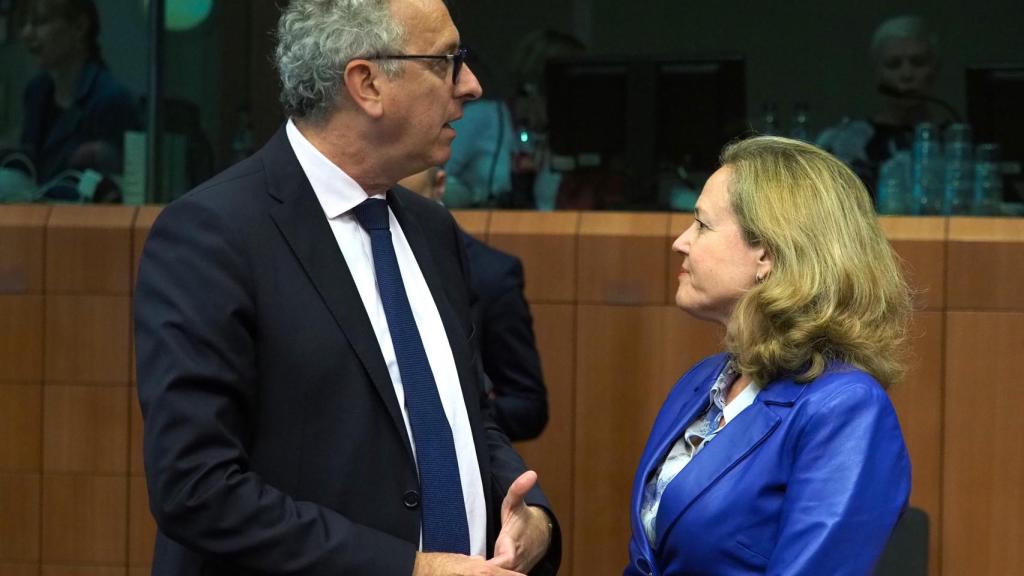 Calviño conversa con el luxemburgués Gramegna durante un Eurogrupo