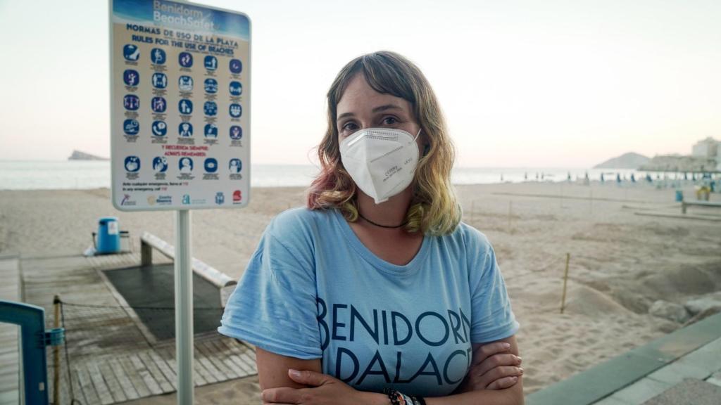 Elia, controladora costera en la playa de Benidorm.