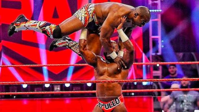 Luchadores de la WWE en pleno combate