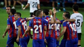 Piña de los jugadores del Eibar tras el gol en propia puerta del Valencia