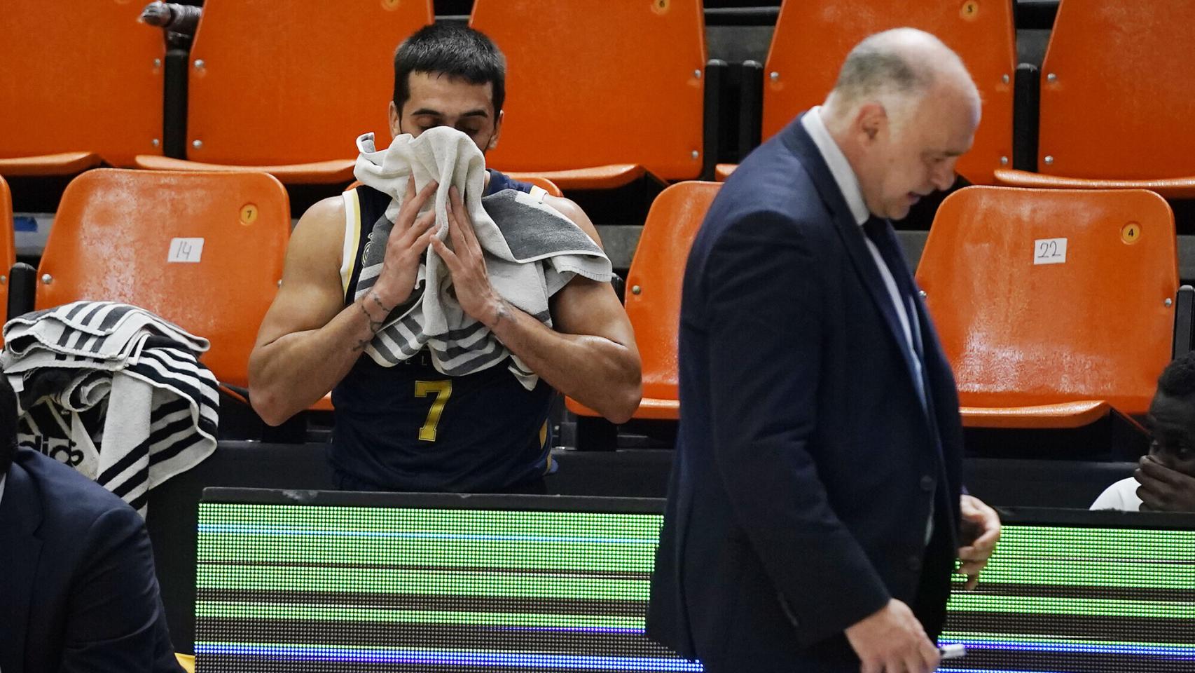 Pablo Laso y Facu Campazzo se lamentan durante la derrota ante MoraBanc Andorra en la fase final de la Liga Endesa