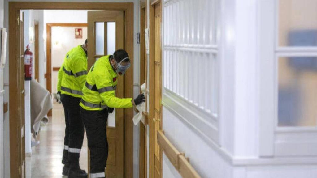 MIembros de la UME desinfectando una residencia en una imagen de archivo