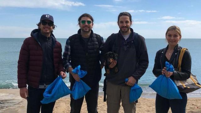 El equipo de investigación de Oimo en la Barcelona recogiendo materiales plásticos.