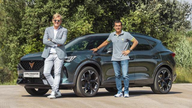 El responsable de Cupra, Wayne  Griffiths, y el piloto Jordi Gené junto al Cupra Formentor.