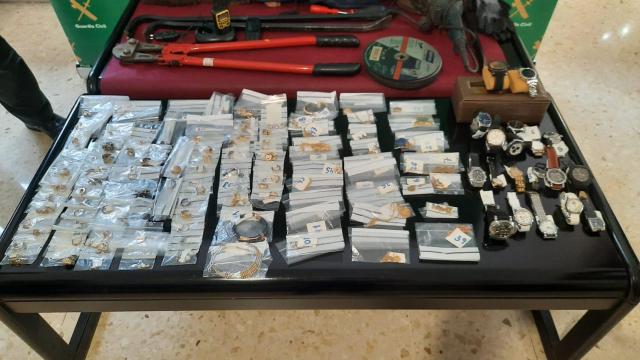 Parte del material recuperado por la Guardia Civil en la operación.