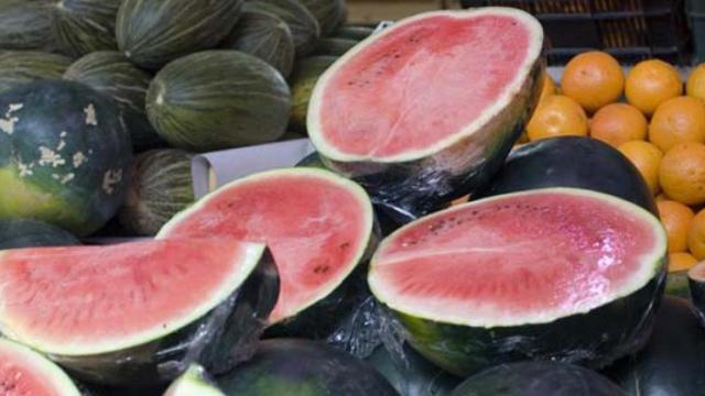 Cuando se corta a la mitad la sandía, se romper la protección natural de la fruta.