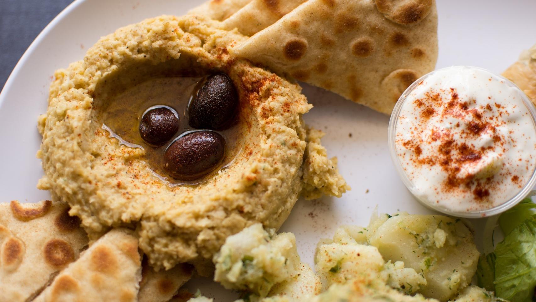 Un plato con hummus listo para ser devorado.