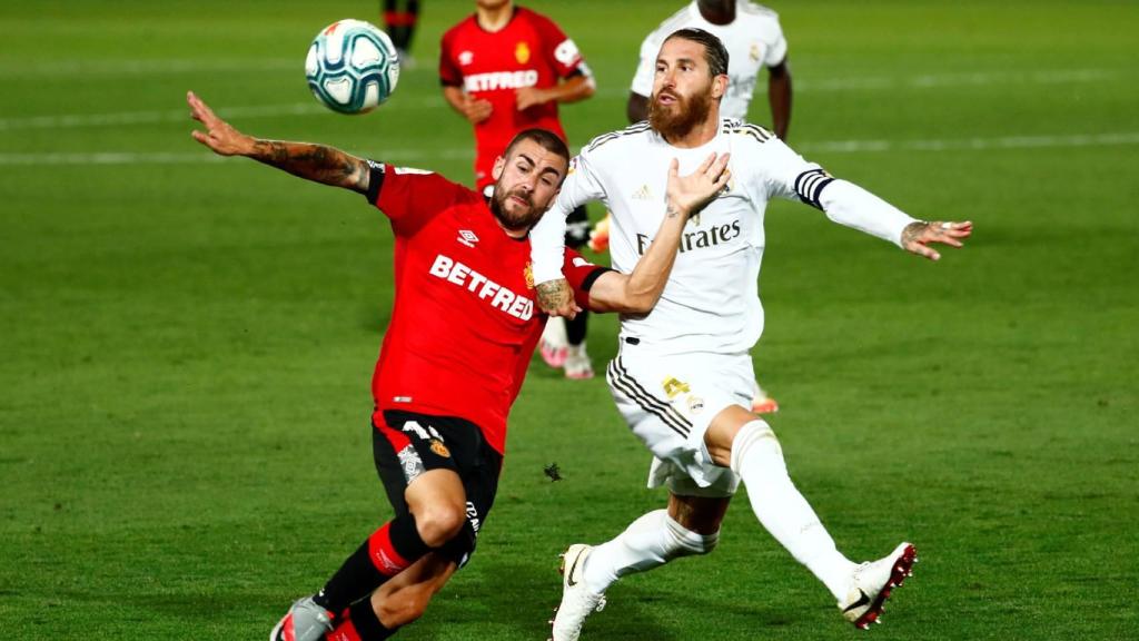 Sergio Ramos disputa un balón con Dani Rodríguez.