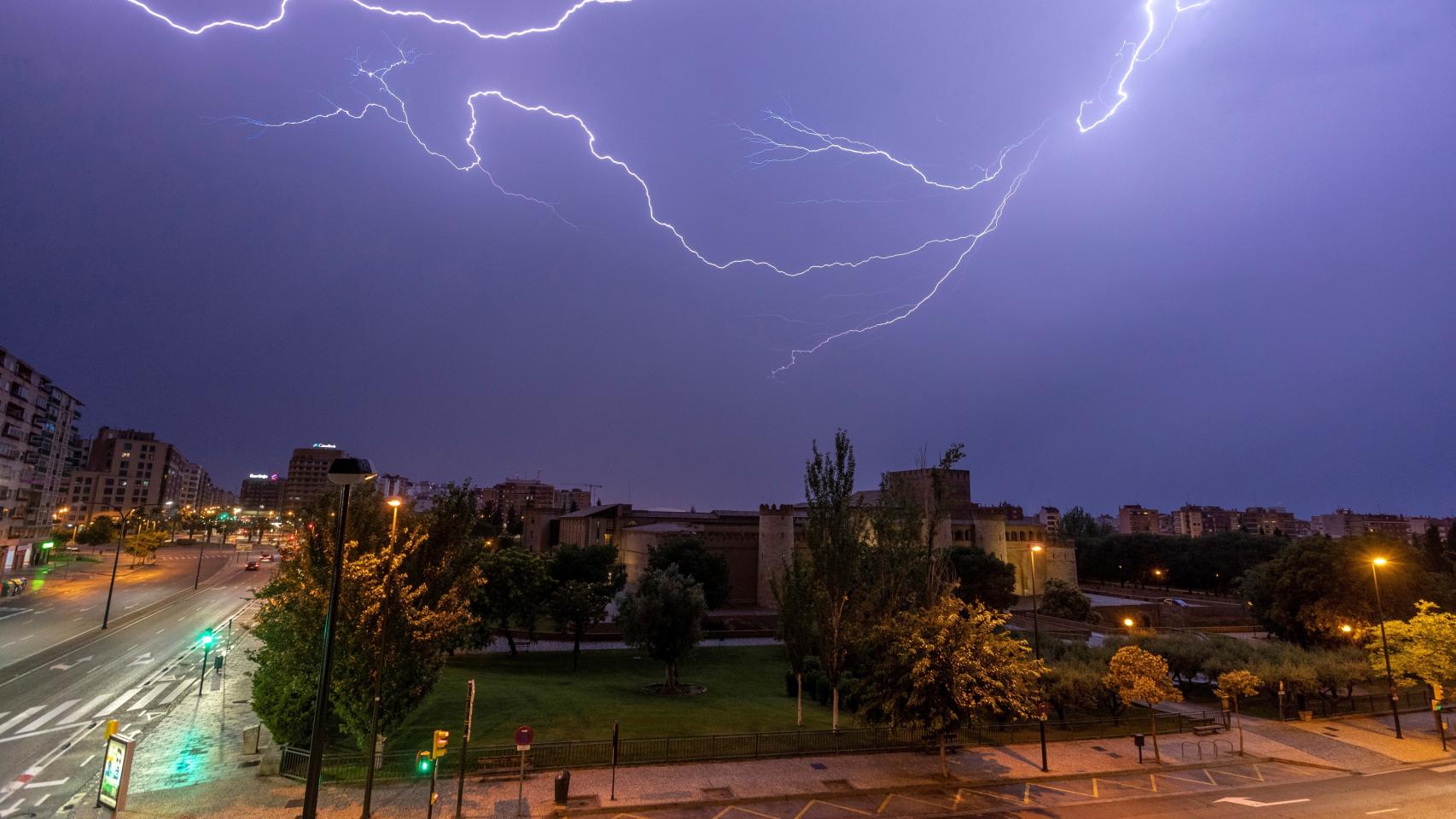 Relámpagos sobre Zaragoza.