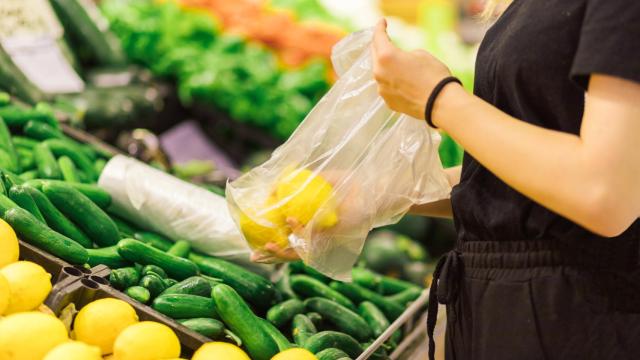 El truco definitivo para abrir las bolsas de plástico del supermercado