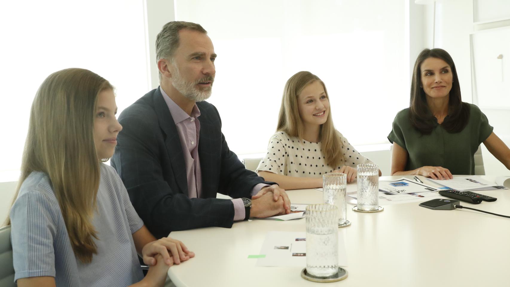 Los reyes de España, Felipe VI y Letizia, junto a sus hijas Leonor y Sofía.