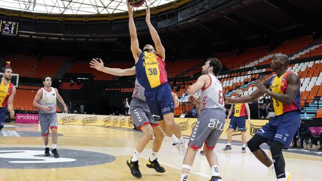 Senglin realiza una entrada a canasta frente a Burgos