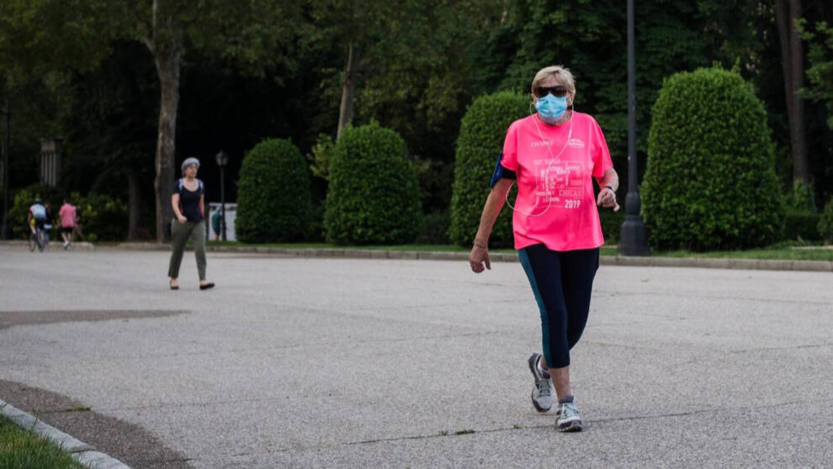 Una mujer hace deporte. Imagen de archivo