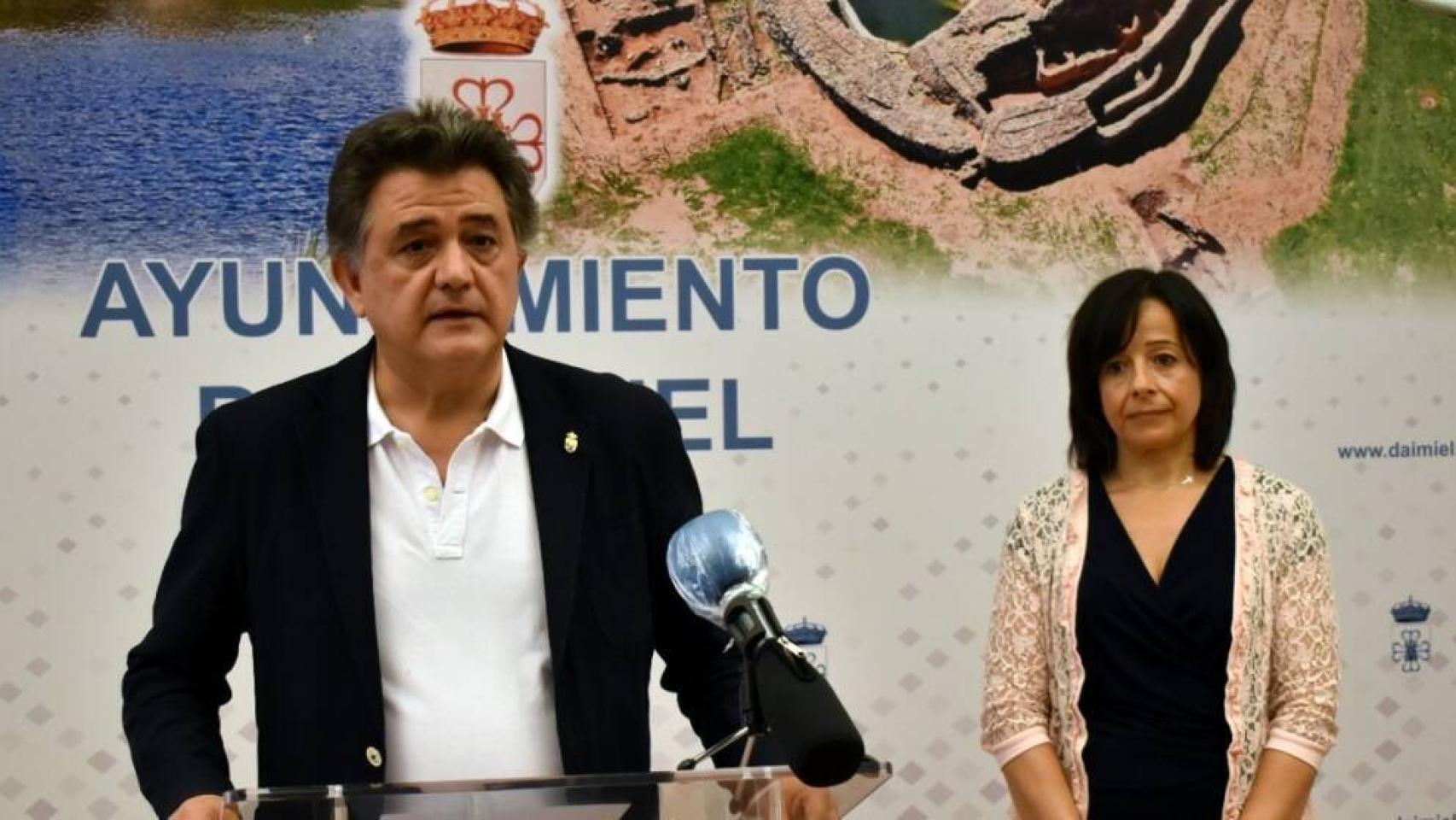 Leopoldo Sierra anuncia tristemente la suspensión de las fiestas patronales. El rostro de la concejal de Festejos lo dice todo