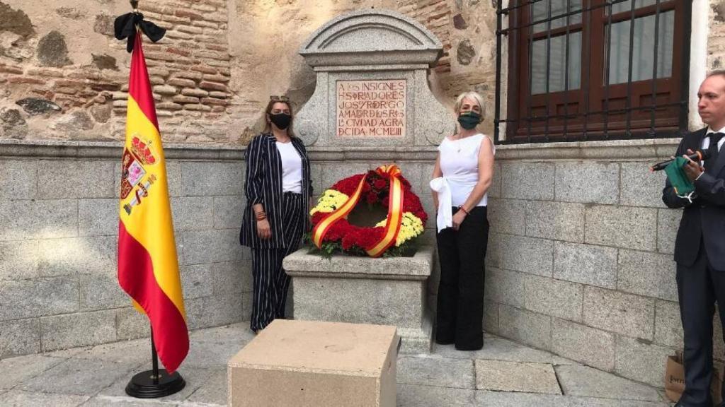 A la derecha, Ines Cañizares, diputada de VOX por Toledo en el Congreso; a la izquierda, María Ángeles Ramos, concejal de VOX en el Ayto de Toledo