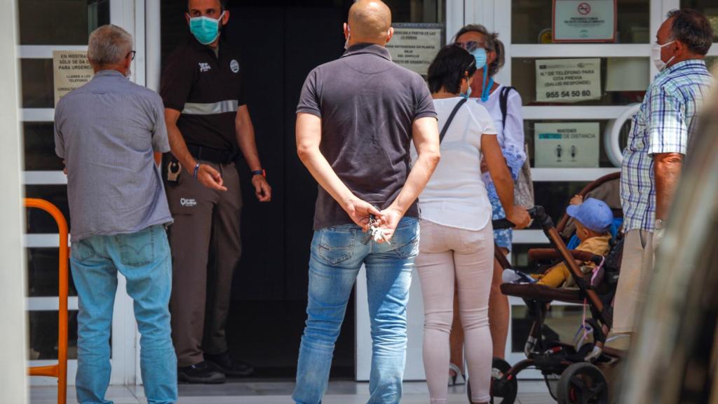 Vecinos de Lepe (Huelva) acuden al Centro de Salud de la localidad onubense donde medio centenar de personas han sido aisladas por precaución. Efe