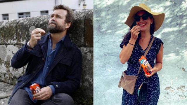 Iván Espinosa de los Monteros y Rocío Monasterio comiendo 'Conguitos'.